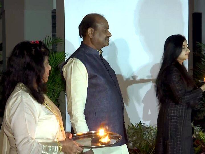 पीएम मोदी की अपील पर लोकसभा स्पीकर ओम बिड़ला ने भी अपने परिवार के साथ दीप जलाया. 