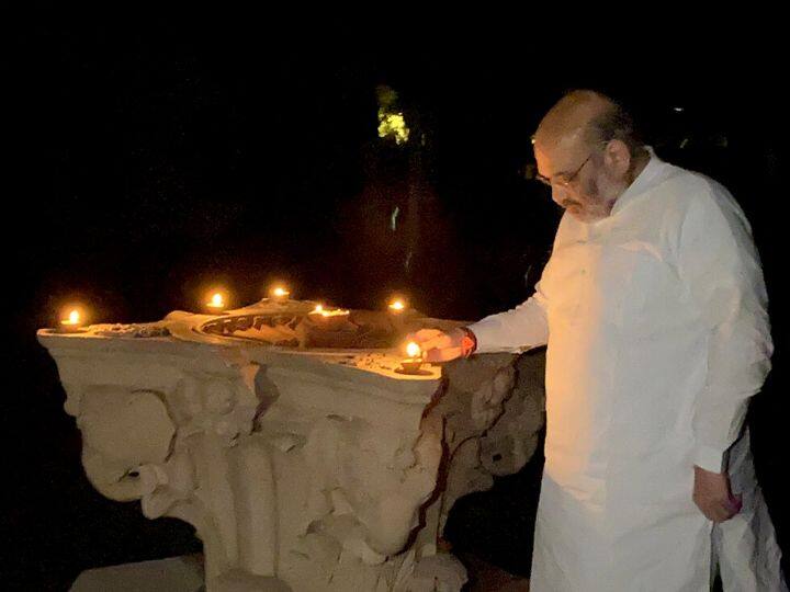 पीएम मोदी की अपील पर गृह मंत्री अमित शाह ने भी दीप प्रज्वलन किया. 