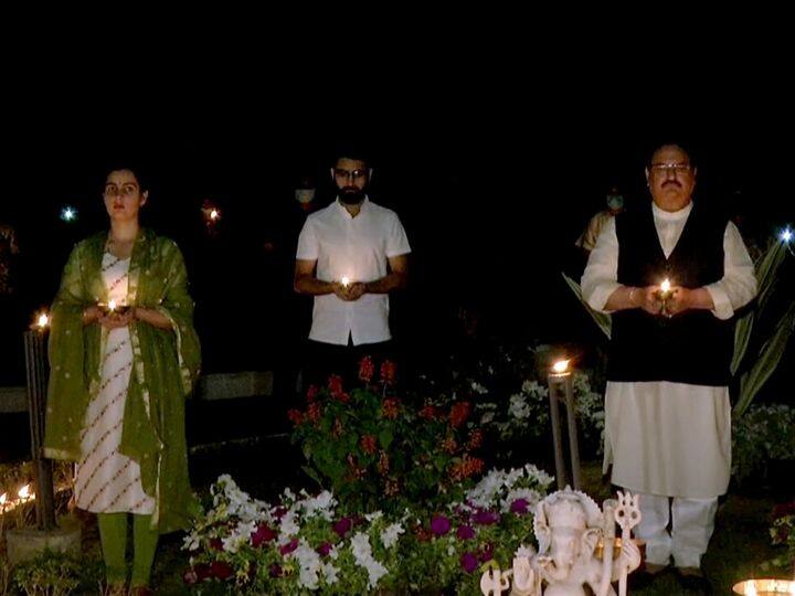 बीजेपी के राष्ट्रीय अध्यक्ष जेपी नड्डा भी अपने परिवार के साथ सोशल डिस्टेंसिंग का ध्यान रखते हुए दीप जलाते दिखे. 