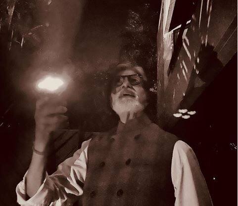 महानायक अमिताभ बच्चन भी इस दौरान दीप जलाते नजर आए. उन्होंने तस्वीर शेयर करते हुए लिखा, ''है अंधेरी रात पर दीवा जलाना कब माना है 