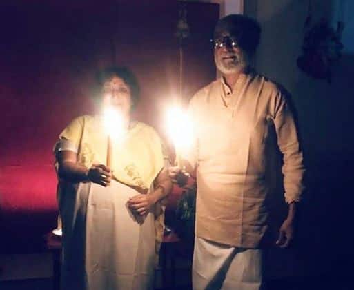 साउथ सुपरस्टार रजनीकांत भी इस दौरान अपनी पत्नी के साथ मोमबत्ती हाथ में लिए दिखे.