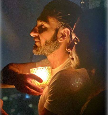 रणवीर-दीपिका ने भी जमकर दीप प्रज्वलन में हिस्सा लिया. जिसकी फोटो रणवीर ने अपने इंस्टाग्राम अकाउंट पर पोस्ट की, जिसमें दोनों कपल हाथ में दिये लेकर नजर आए.