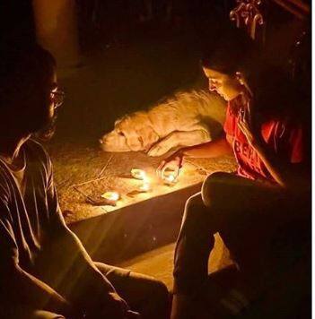 एक्ट्रेस अनुष्का शर्मा और विराट कोहली ने अपने इंस्टाग्राम अकाउंट पर एक फोटो पोस्ट की है जिसमें अनुष्का और विराट घर में दिये जलाते नजर आ रहे हैं.