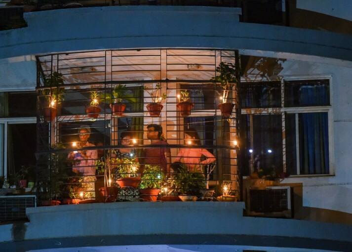 लोग 9 बजे से पहले ही घर की बालकनी में आकर दीए जलाने के लिए इंतजार करने लगे थे.