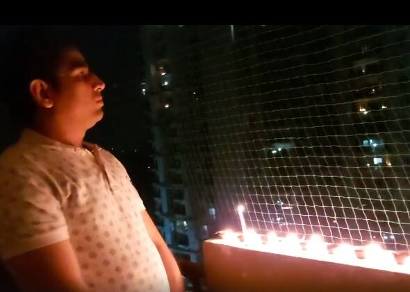 गाजियाबाद की लैंडग्राफ्ट गोल्फ लिंक सोसाइटी में भी लोगों ने पीएम मोदी की अपील पर घर की बालकनी में दीए और मोमबत्ती जलाई.