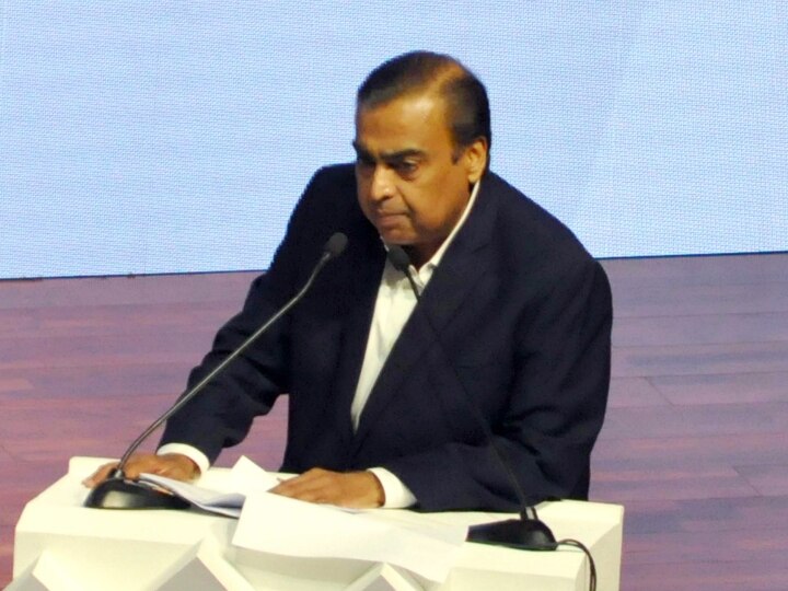 net worth of Mukesh Ambani falls 6.8 billion dollars, he slips from richest people list मुकेश अंबानी को लगा बड़ा झटका, दुनिया के अमीरों की लिस्ट में चार पायदान फिसले