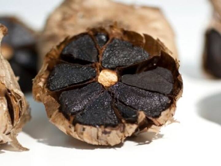 कई बीमारियों से बचाता है काला लहसुन, जानें इसके फायदे Health Tips Black garlic cures numerous diseases. Know its miraculous benefits कई बीमारियों से बचाता है काला लहसुन, जानें इसके फायदे