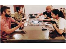 लॉकडाउन में परिवार संग बोर्डगेम खेलती नजर आईं अनुष्का शर्मा, यहां देखिए तस्वीर