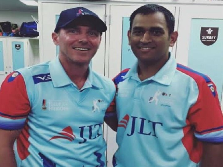 Got us over the line as usual: Damien Martyn shares old MS Dhoni photo to laud former India captain धोनी के साथ डेमियन मार्टिन ने शेयर की पुरानी फोटो, कहा- हर बार की तरह इस मैच को भी धोनी ने जितवा दिया