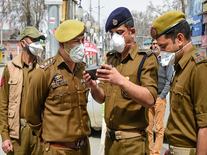 Jammu and Kashmir Eight people including Imam are studying Namaz police arrested जम्मू-कश्मीर: लॉकडाउन का नियम तोड़कर नमाज पढ़ रहे इमाम समेत आठ लोग गिरफ्तार
