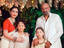 Lockdown के कारण दुबई में फंसे संजय दत्त की पत्नी और बच्चे, मुंबई में ऐसे टाइम काट कर रहे हैं अभिनेता