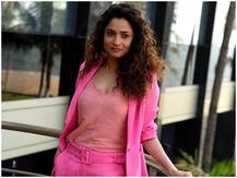 Lockdown में भाई के बाल काटती दिखीं अंकिता, वायरल हो रहा है ये वीडियो