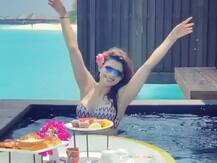 उर्वशी रौतेला ने पूल में लिया ब्रेकफास्ट का आनंद, वायरल हो रहा है वीडियो