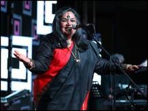 फेसबुक लाइव के ज़रिए फैंस से जुड़ीं सिंगर उषा उथुप, गाया ‘कोरोना गो गो...’