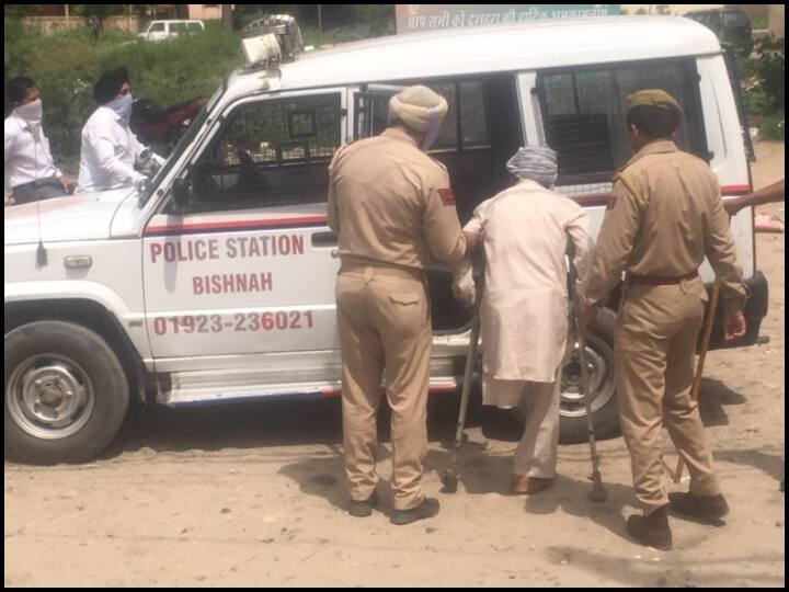 लॉकडाउन के बीच सरकारी पेंशन पाने वाले बुज़ुर्गों की ऐसे मदद कर रही है जम्मू पुलिस