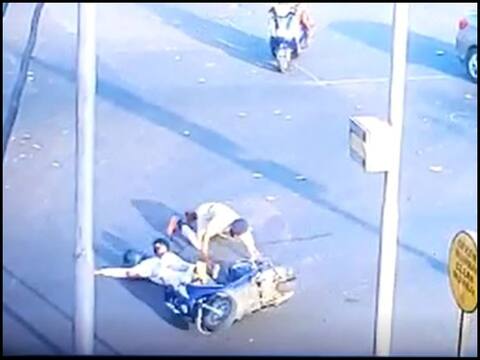 मुंबई: लॉकडाउन के बीच ड्यूटी कर रहे पुलिसकर्मी को बाइक सवार ने कई मीटर घसीटा, आरोपी गिरफ्तार मुंबई: लॉकडाउन के बीच ड्यूटी कर रहे पुलिसकर्मी को बाइक सवार ने कई मीटर घसीटा, आरोपी गिरफ्तार