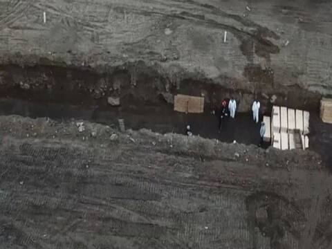 न्यूयॉर्क: एक दिन में 799 लोगों की मौत, नहर की शक्ल वाले कब्रगाहों में एक साथ कई शव दफनाए गए न्यूयॉर्क: एक दिन में 799 लोगों की मौत, नहर की शक्ल वाले कब्रगाहों में एक साथ कई शव दफनाए गए