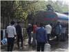 दिल्ली: पानी के टैंकरों के पास लगने वाली कतार पर भी दिख रहा है कोरोना का असर
