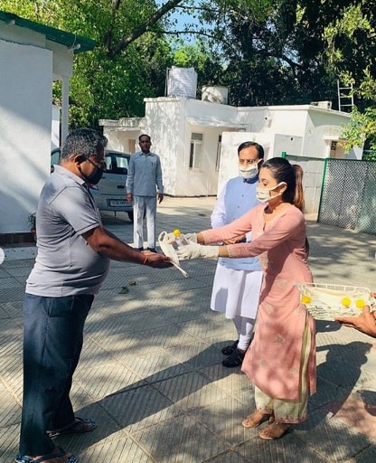 Hrd Minister Ramesh Pokhriyal Daughter Arushi Nishank Making Mask At Home And Distributing See Beautiful Photos Photos à¤® à¤¸ à¤• à¤• à¤• à¤² à¤²à¤¤ à¤• à¤à¤¸ à¤¦ à¤° à¤•à¤° à¤°à¤¹ à¤¹ à¤• à¤¦ à¤° à¤¯ à¤® à¤¤ à¤° à¤• à¤¬ à¤Ÿ à¤˜à¤°