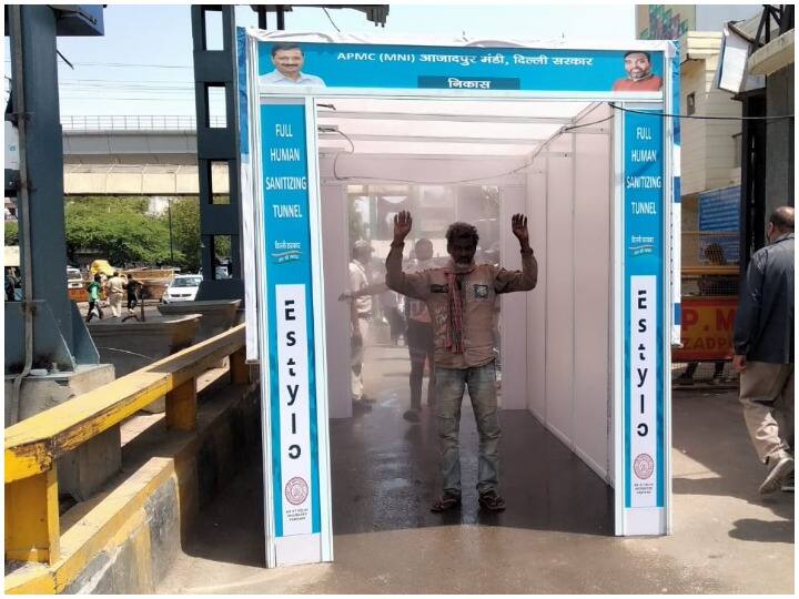 कोरोना के बढ़ते संकट को देखते हुए आजादपुर मंडी में लगाई गई सैनिटाइजिंग टनल In view of the growing crisis of Corona a sanitizing tunnel was set up in Azadpur mandi ANN कोरोना के बढ़ते संकट को देखते हुए आजादपुर मंडी में लगाई गई सैनिटाइजिंग टनल