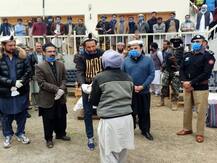 Coronavirus: मदद के दौरान अफरीदी से हुई बड़ी लापरवाही, मास्क का इस्तेमाल नहीं किया