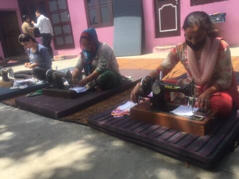 जम्मू: COVID-19 के खिलाफ लड़ाई में आगे आईं कठुआ जिले के बेरा पंचायत की महिलाएं, बना रही हैं मास्क जम्मू: COVID-19 के खिलाफ लड़ाई में आगे आईं कठुआ जिले के बेरा पंचायत की महिलाएं, बना रही हैं मास्क