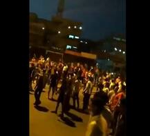 कोरोना वायरस: सूरत में लॉकडाउन से परेशान प्रवासी मजदूर सड़कों पर उतरे, आगजनी और तोड़फोड़ की