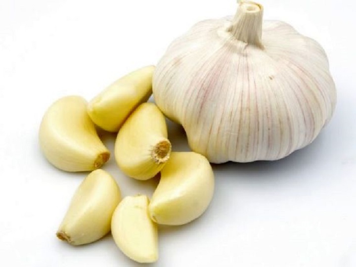 Health Tips : लहसुन खाते हैं तो जान लीजिए उससे होने वाले इन नुकसान के बारे में.. Side Effects of Garlic here reason how it can harm your health