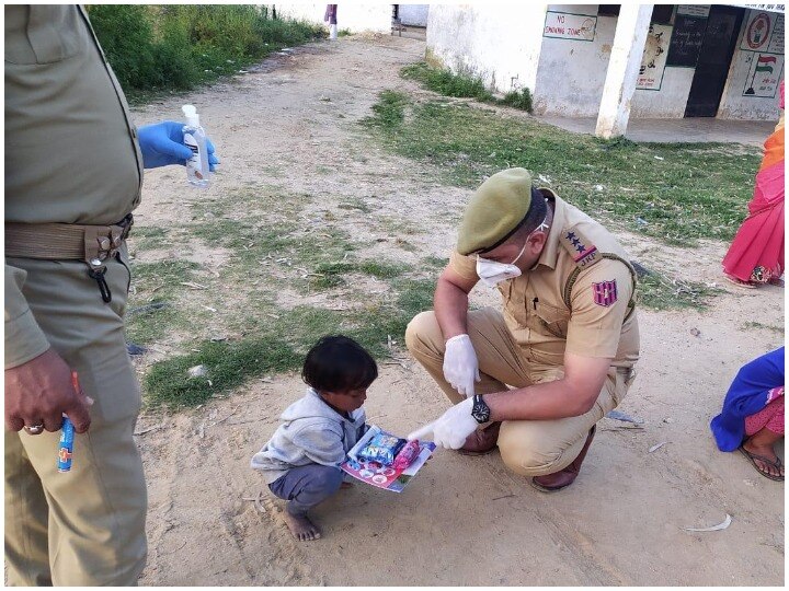 Jammu and Kashmir Police distributes stationery among poor children under Operation we care जम्मू-कश्मीर: पुलिस ने ऑपरेशन 'we care' के चलते गरीब बच्चों में बांटी स्टेशनरी