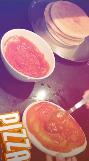 दीपिका पादुकोण ने पति रणवीर सिंह के लिए बनाए बड़े-बड़े पिज्जा, अभिनेता बोले- चीज़ लवर है ये