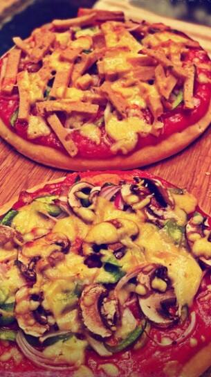 दीपिका पादुकोण ने पति रणवीर सिंह के लिए बनाए बड़े-बड़े पिज्जा, अभिनेता बोले- चीज़ लवर है ये