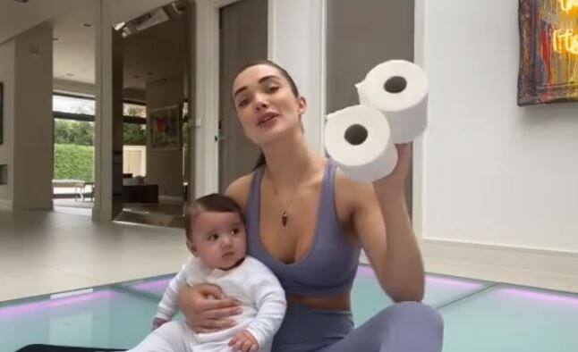 एमी ने एक वीडियो शेयर किया जिसमें वो टॉयलेट पेपर रोल की मदद से एक्सरसाइज करने की टिप्स दे रही हैं.