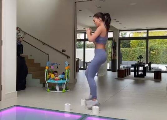 साथ ही एमी अपने फैंस को भी इसके लिए इंस्पायर करती नजर आ रही हैं.