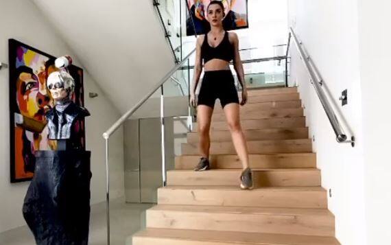 एमी अक्सर फैंस के साथ कभी सीढ़ियों तो कभी अन्य घरेलू चीजों की मदद से एक्सरसाइज करते हुए वीडियो और तस्वीरें शेयर करती नजर आती हैं.