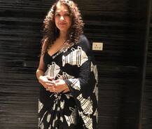 60 साल की उम्र में 30 साल की एक्ट्रेसेस को मात दे रहीं हैं नीना गुप्ता, यहां देखें ग्लैमरस अवतार