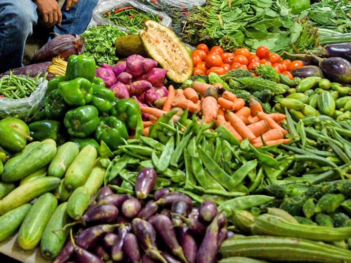 Vegetable rate doubled nearly in a week in Uttar Pradesh a Reality check यूपीः सब्जी के दामों ने बिगाड़ा थाली का स्वाद, पनीर के बराबर पहुंचा आलू का भाव, जानिए- क्या है प्रदेश का हाल?