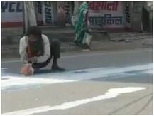 जब आती है गरीबी! गिरे दूध को आवारा कुत्तों के साथ मिट्टी के बर्तन में भरने की कोशिश करता मजबूर