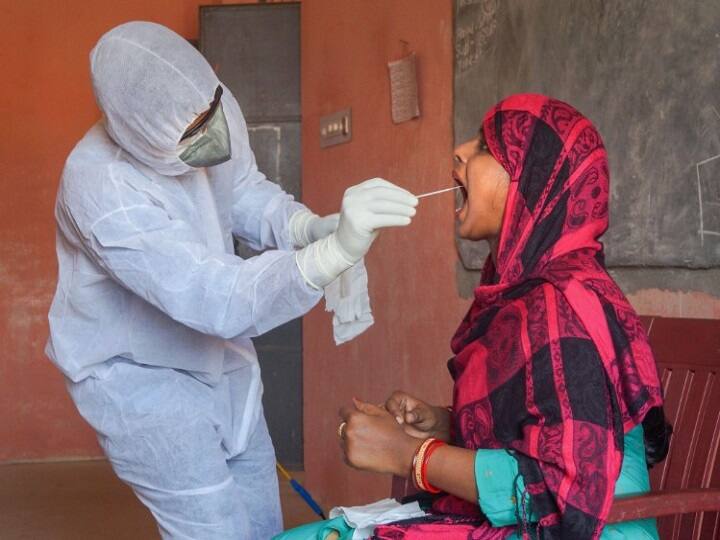 भारत में कोरोना : हर 24 जांच में एक की रिपोर्ट पॉजिटिव, तीन जोन में बंट गया है देश! According to the ICMR, only one sample is positive in every 24 samples भारत में कोरोना : हर 24 जांच में एक की रिपोर्ट पॉजिटिव, तीन जोन में बंट गया है देश!