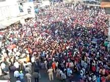 COVID-19: मुंबई के Bandra इलाके में हजारों लोग सड़क पर निकले, भीड़ हटाने के लिए पुलिस का लाठीचार्ज