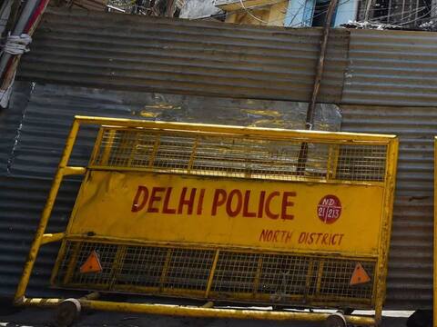 दिल्ली: लॉकडाउन के बीच शराब की तस्करी, कांस्टेबल समेत 4 गिरफ्तार दिल्ली: लॉकडाउन के बीच शराब की तस्करी, कांस्टेबल समेत 4 गिरफ्तार