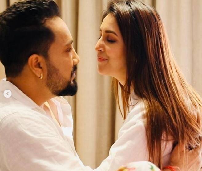 बता दें कि मीका और चाहत का आज एक म्यूजिक वीडियो रिलीज होने वाला है. दोनों सोशल मीडिया पर अपनी इसी गाने की शूटिंग के दौरान की तस्वीरें शेयर कर रहे हैं. (Photo Credit: Instagram)