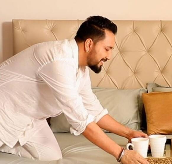 इस पर सफाई देते हुए चाहत ने बताया कि वो मीका सिंह की पड़ोसी है और दोनो लॉकडाउन के दौरान म्यूजिक वीडियो पर काम कर रहे हैं. (Photo Credit: Instagram)