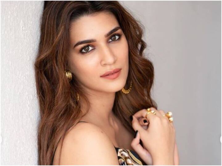 Kriti Sanon is spending her free time with her dog, shared the video on Instagram अपने कुत्ते संग कृति सैनन बिता रही हैं फुर्सत के पल, इंस्टाग्राम पर वीडियो किया शेयर