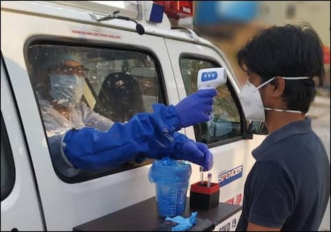 Coronavirus: देश की पहली लैब एम्बुलेंस, जो कहीं भी जा सकती है Coronavirus: देश की पहली लैब एम्बुलेंस, जो कहीं भी जा सकती है