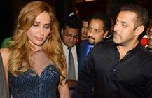 यूलिया वंतूर ने बैकलेस ड्रेस में फ्लॉन्ट किए टैटू, वायरल हो रही है सलमान खान की गर्लफ्रेंड की Photo