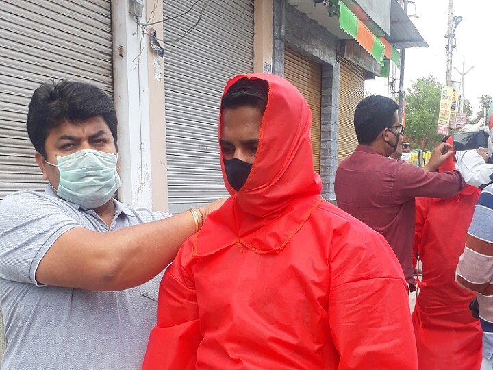 Jammu Ramlila Club distributing PPE kit to scavengers जम्मूः रामलीला क्लब के युवाओं की अनोखी पहल- सफाईकर्मियों को बांट रहे हैं पीपीई किट