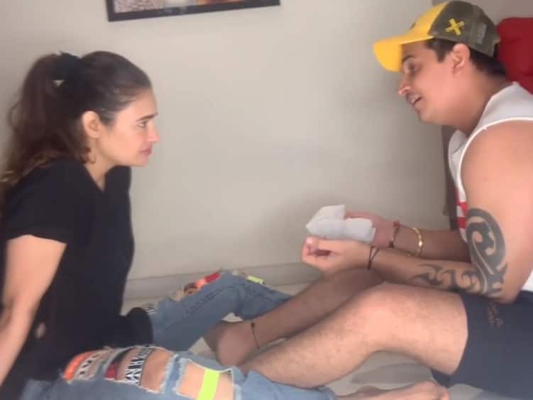 Prince Narula had to prank with his wife Yuvika, beaten up प्रिंस नरूला को पत्नी युविका संग प्रैंक करना पड़ा भारी, हो गई पिटाई