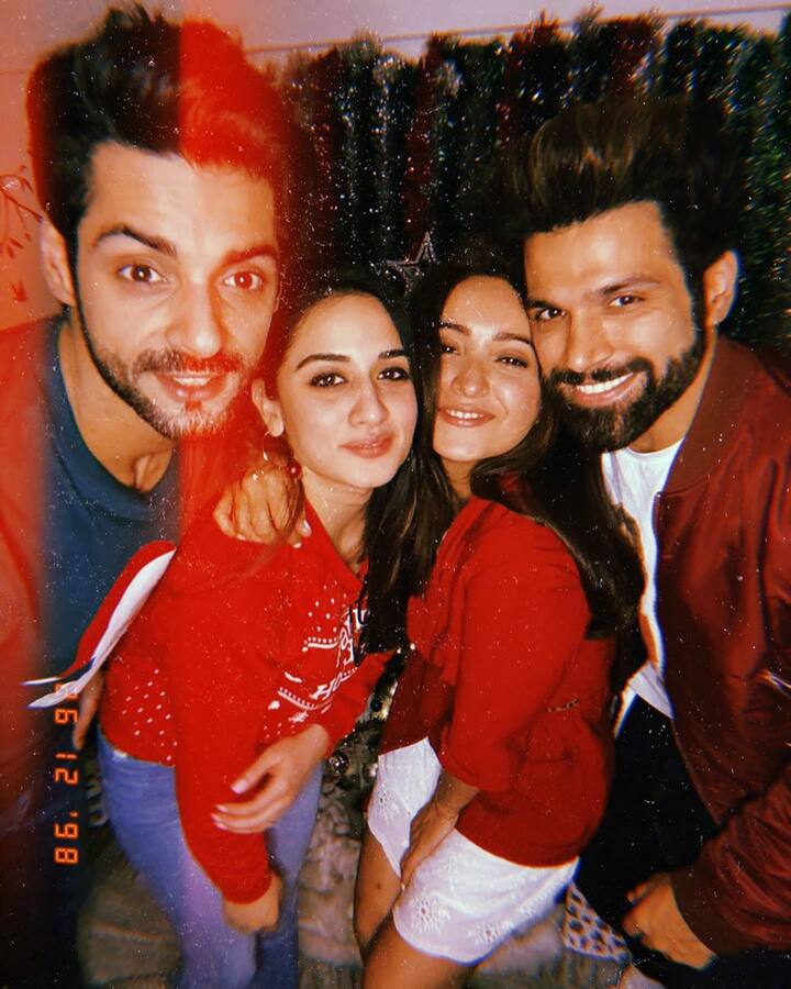 जानकारी के लिए आपको बता दें कि टेलीविजन सीरियल 'पवित्र रिश्ता' में साथ काम कर चुके रित्विक और आशा इसी शो के सेट पर एक दूसरे के करीब आए थे. 