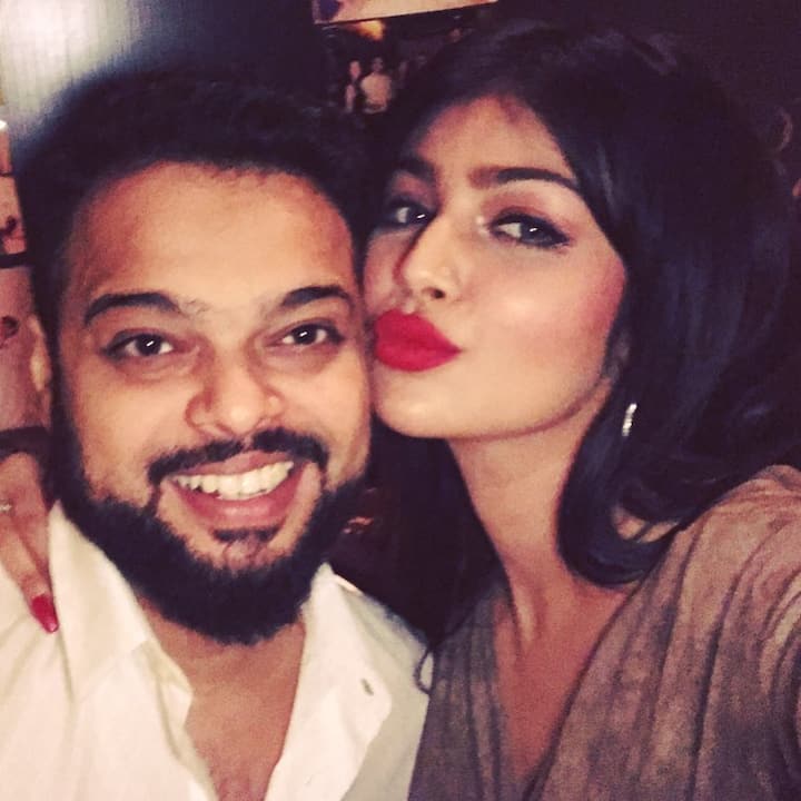 कोरोना वायरस के कारण दुनिया भर में बेहद खाराब हालात पैदा हो गए जिसके कारण सभी सेलेब्स अपनी ओर से हर संभव मदद कर रहे हैं. 