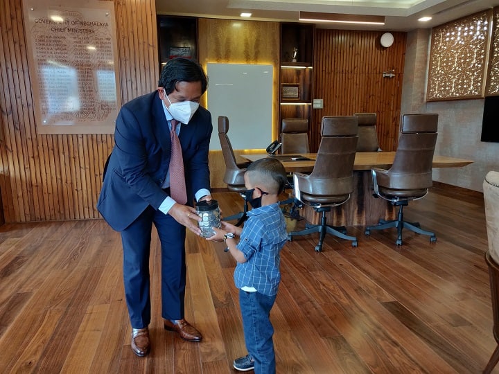 मेघालय के मुख्यमंत्री कोनराड संगमा ने अपने ट्वीटर के जरिए बताया कि मायन नाम का एक बच्चा ने कोरोना से लड़ने के लिए 1501 रुपये का दान दिया है.